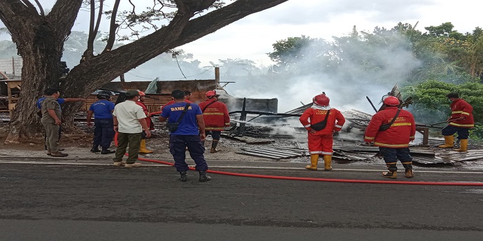 Warung milik I Nengah Dastra hangus dilalap api.