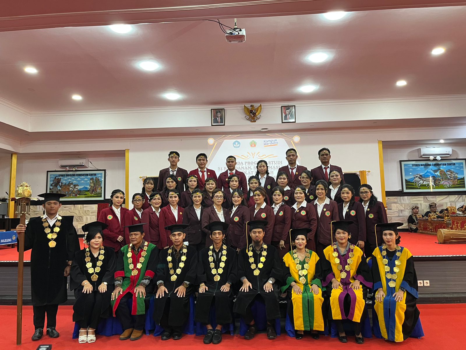 WISUDAWAN BARU: Pelepasan wisudawan STIKes Buleleng, di STIKes Buleleng Convention Centre, pagi kemarin (6/9/2023). (EKA PRASETYA/RADAR BALI)