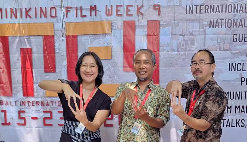 SIAP DIGELAR LAGI : Direktur Program MFW9, Fransiska Prihadi (kiri); Direktur Traveling Cinema, I Made Suarbawa (tengah); dan Direktur Festival MFW9, Edo Wulia (kanan). (Ni Made Ari Rismaya Dewi)