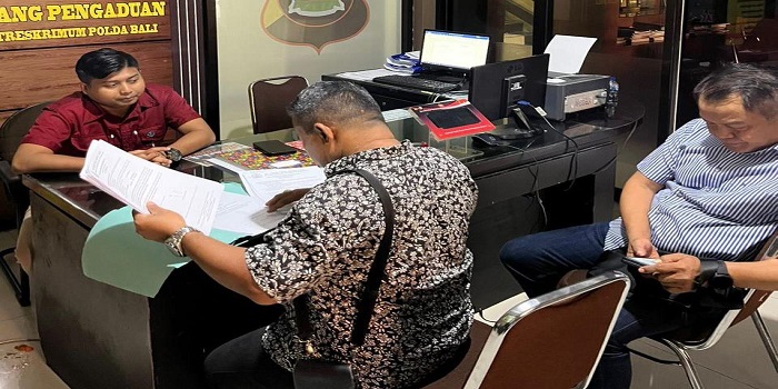 I Made Arnawa selaku Direktur Legal PT. Pasir Toya Anyar Kubu (PT. PTAK) saat membuat laporan polisi ke Polda Bali.
