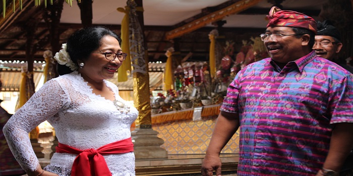 Anggota Komisi IV DPRD Bali I Gusti Ayu Aries Sujati (kiri) didampingi suaminya yang juga Ketua DPC PDIP Buleleng, Putu Agus Suradnyana.