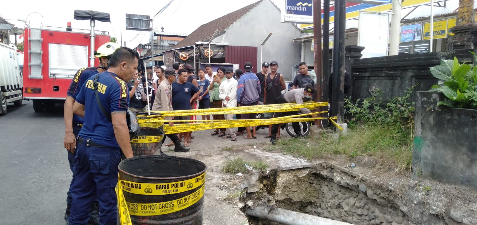 SIAL: Lokasitrotoar yang jebol yang akibatkan seorang mengidap gangguan jiwa (ODGJ), berinisial Ni Luh ST terpeosok dan patah tulang kaki.