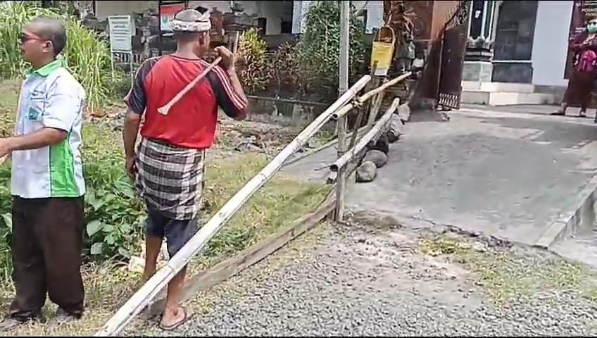 KONFLIK LAHAN: Pengempon Pura Batur pasang pagar bambu di Kantor Desa Negari Banjarangkan, Klungkung (6/9/2023)