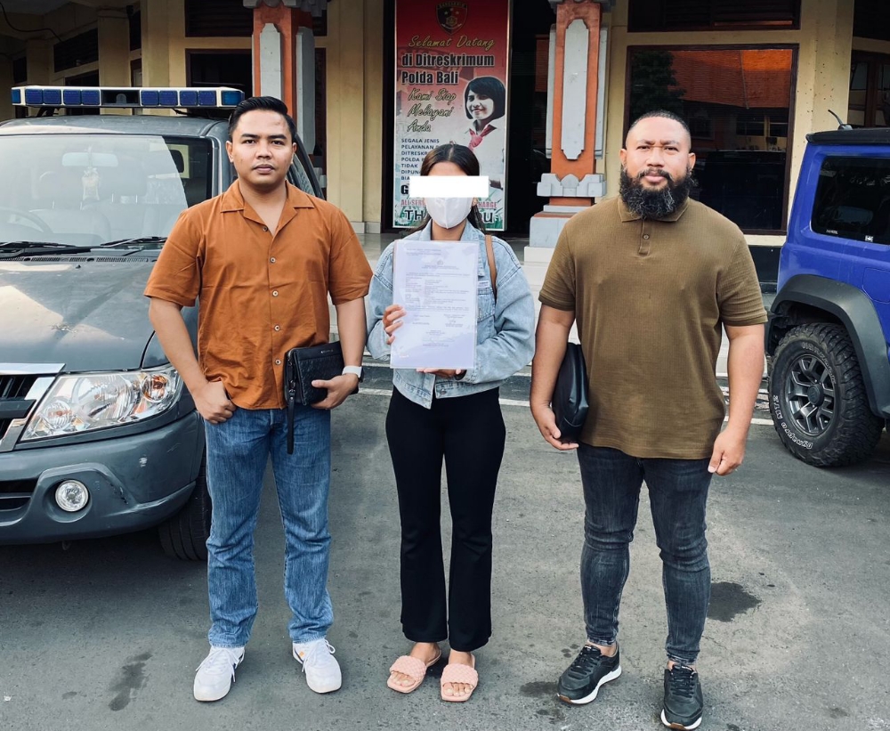 DILECEHKAN: Korban Ni LPJ (tengah) didampingi pengacaranya Rey Bagus Hisdayat, SH (kiri) di Mapolda Bali, Denpasar, Kamis (7/9/2023). (Radar Bali Photo)