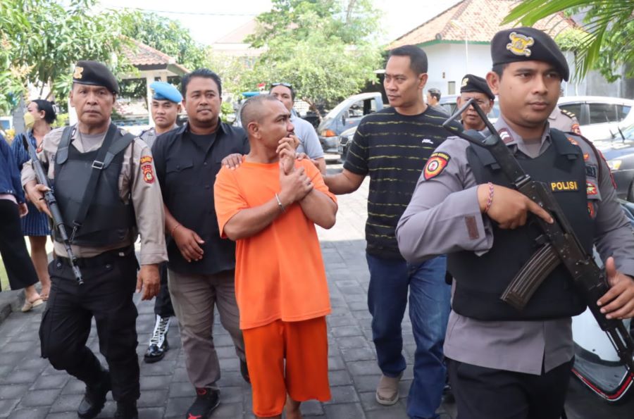NGAKU MELARAT: Tersangka maling kambuhan Erik Harianto saat dikeler polisi Kamis, 7 September 2023.