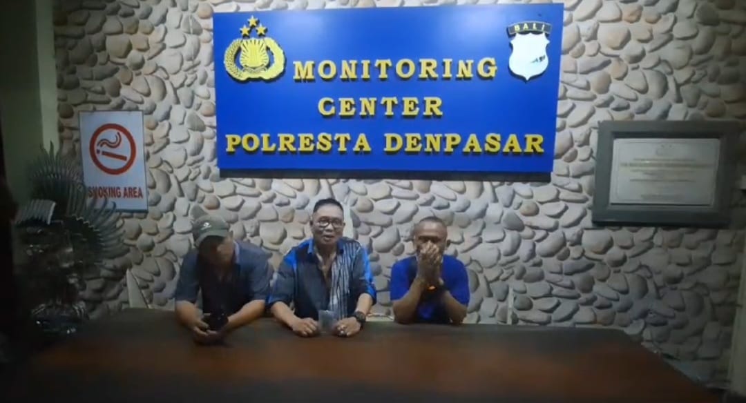 LAPORAN: Wartawan berinisial CW asal Sumatera saat melaporkan kasus pengeropyokan yang menimpanya di Polresta Denpasar.