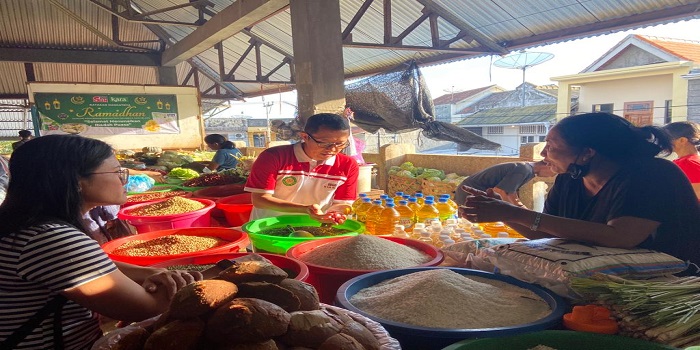 Pedagang beras di Pasar Anyar Singaraja. Harga beras di tingkat pengecer terus naik sejak sebulan belakangan.
