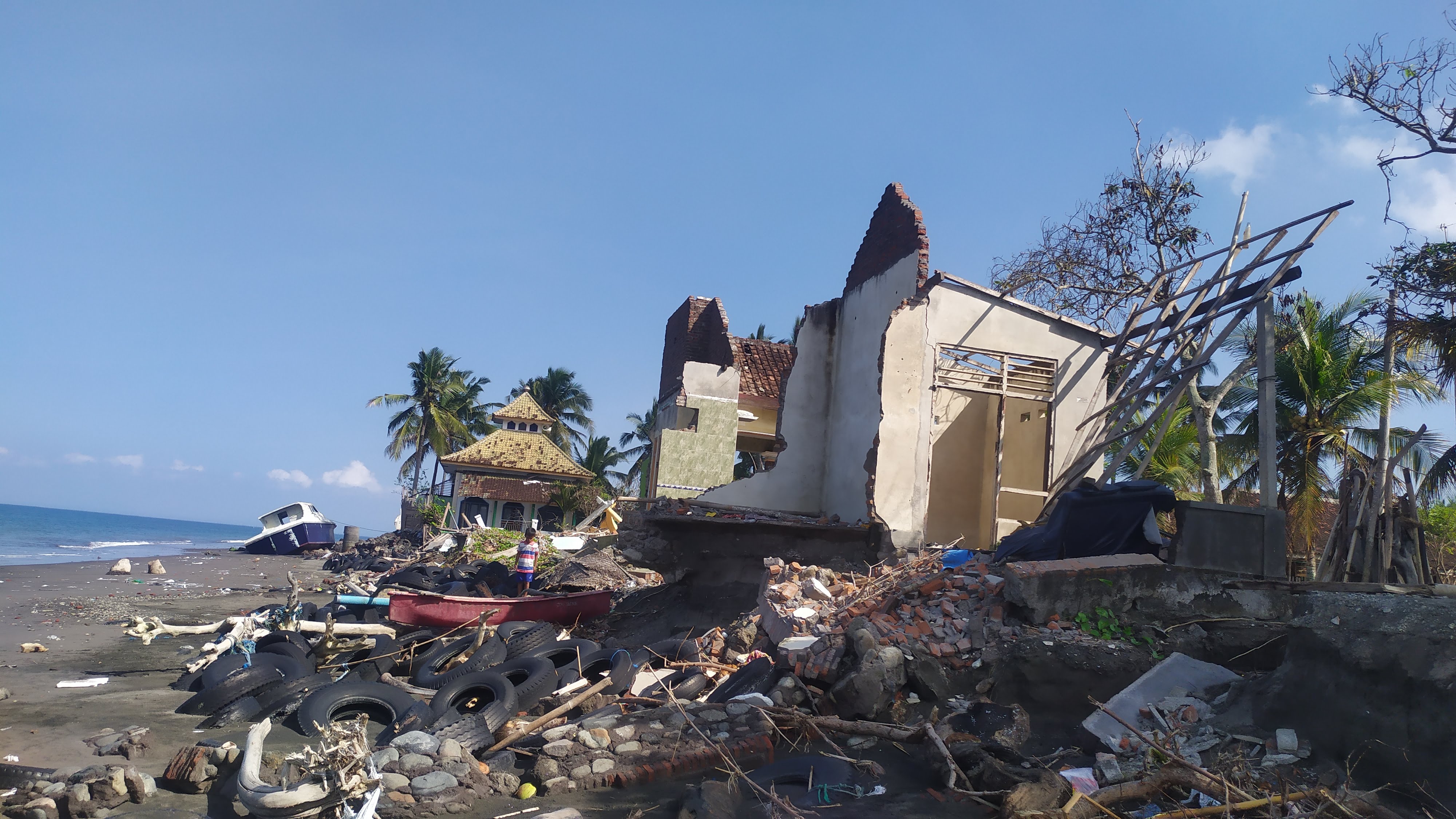 BENYAH LATIG: Potret abrasi pantai Pebuahan Jembrana yang parah dipastikan akan mendapat penanganan mulai tahun depan.