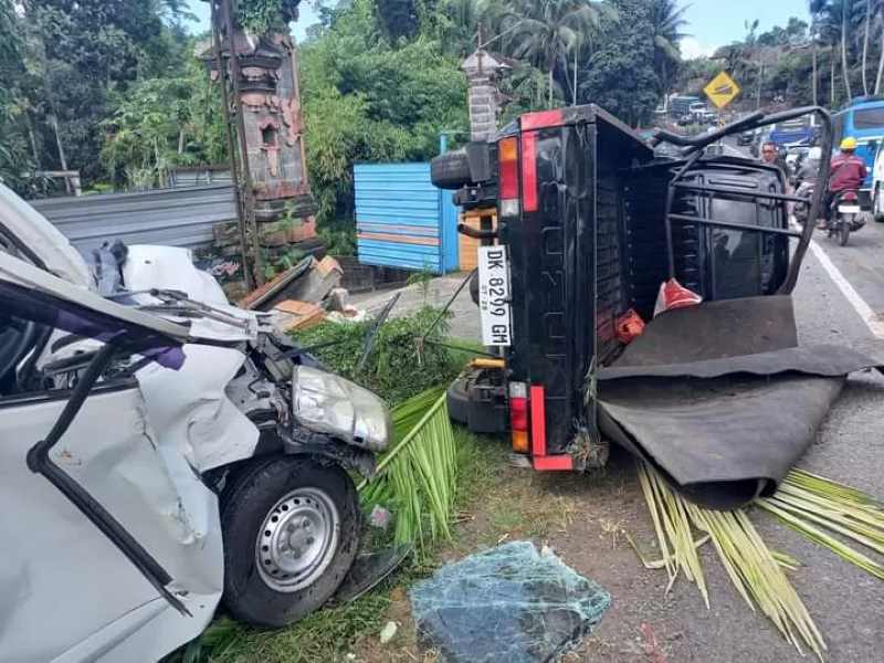 RINGSEK: Kondisi mobil pribadi dan pikap yang remuk usai dihantam truk lantaran tak kuat menanjak di jalan Denpasar &ndash; Gilimanuk, Tabanan, beberapa waktu lalu.(dok.radar bali)