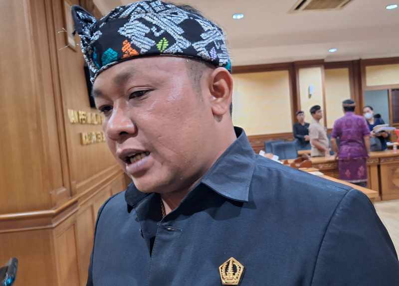 BEBERKAN INSENTIF: Ketua Komisi II DPRD Badung, Gusti Lanang Umbara. (ni made rismaya dewi/radar bali)