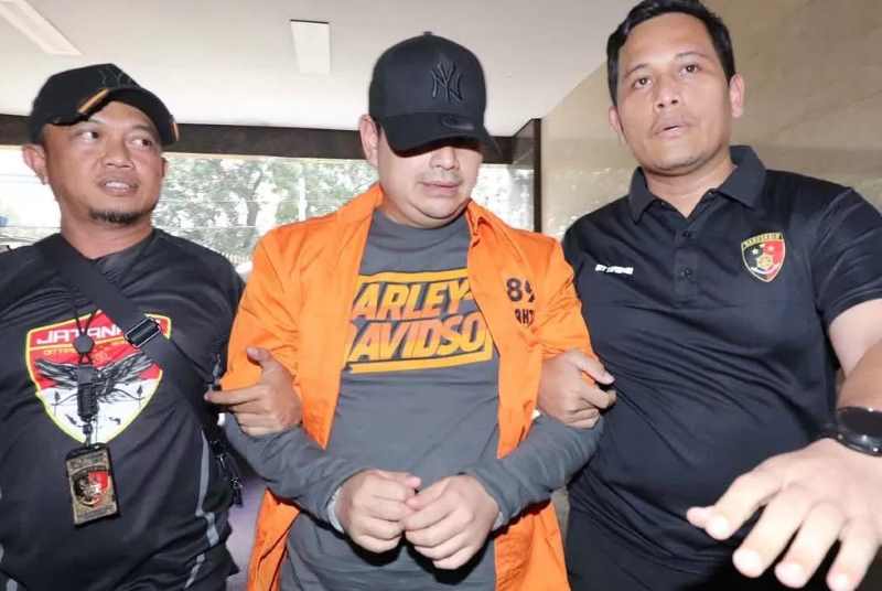 DIRINGKUS JUGA AKHIRNYA : Dito Mahendra Tiba Di Bareskrim, Mabes Polri, Jakarta, Jumat (8/9/2023). (Fedrik Tarigan/Jawa Pos)