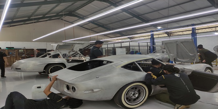 Tuksedo Studio memproduksi replika sejumlah mobil balap klasik ternama yang selanjutnya dijual hingga ke luar negeri.