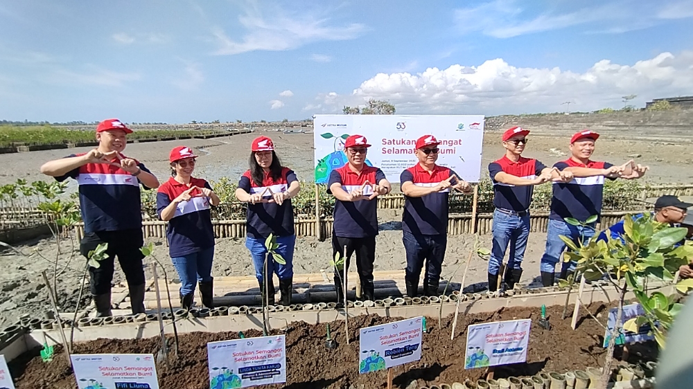 SOSIAL LINGKUNGAN: Petinggi Astra Motor saat aksi tanam bibit di Mangrove Arboretum Park Denpasar, Jumat (8/9/2023). (Astra Motor)