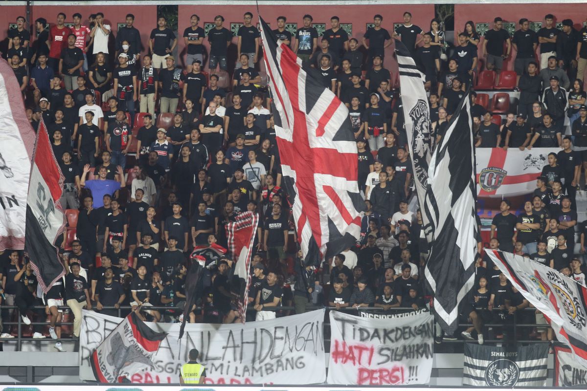 SUPORTER TAMU: Suporter Nrth Side Boys di tribun utara Stadion I Wayan Kapten Dipta, Gianyar saat mendukung bu v Barito putra, belum lama ini.