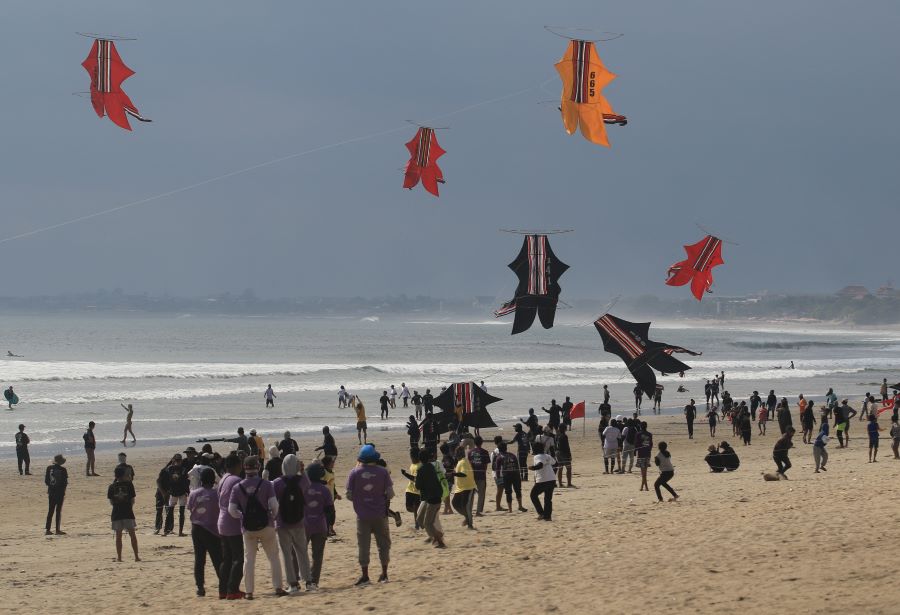 MERIAH: Suasana lomba layanga-layang di Pantai Kuta disambut antusias wisatawan yang biasa memadati pantai, Sabtu, 10 September 2023.