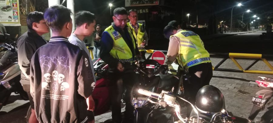 DITERTIBKAN: Polisi Banjar dibawah naungan Polresta Denpasar menghentikan aksi remaja ABG geber motor dengan knalpot racing alias brong Sabtu malam (9/9/2023).