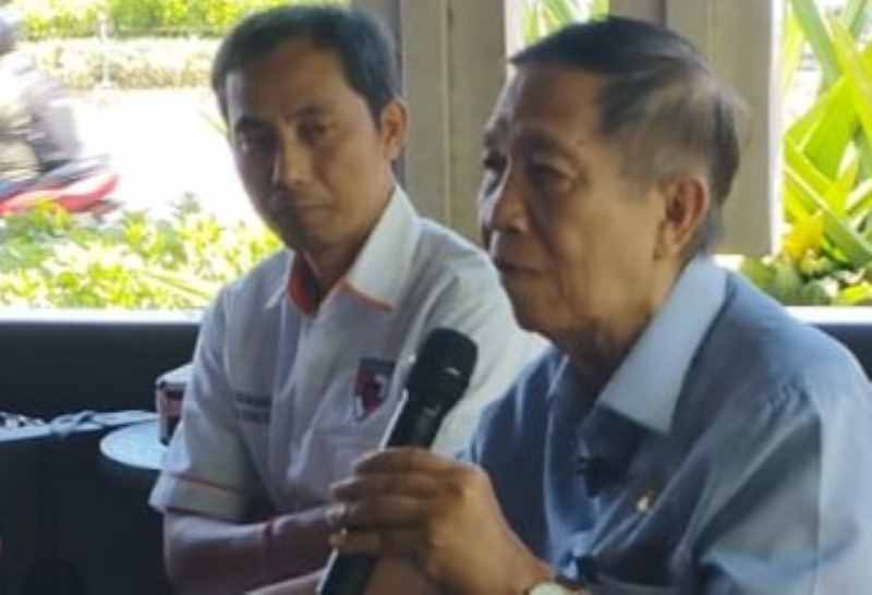 SOROTI PERNYATAAN MENDAGRI : Mantan Gubernur Bali Made Mangku Pastika (kanan, pegang mikrofon) menyoroti komentar Mendagri Tito soal gubernur strong. (istimewa)