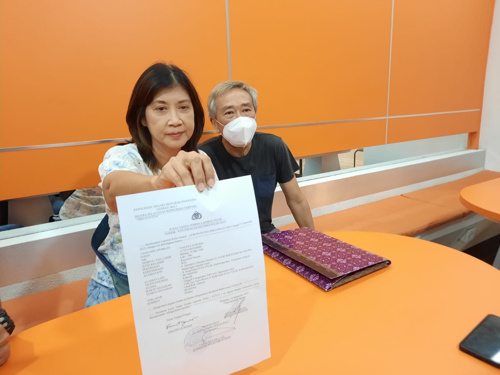 NGAKU DITIPU: Pemilik Ayuterra Resort Linggawati Utomo bersama suaminya Vincent Juwono menunjukkan laporan usai dari Polda Bali, 10 September 2023.