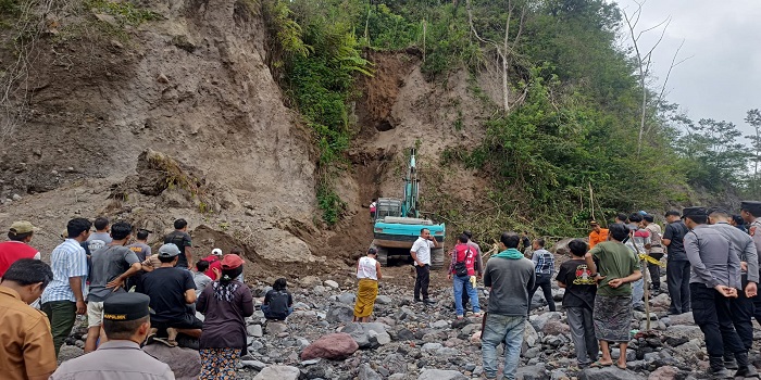 Petugas gabungan saat melakukan upaya evakuasi terhadap korban longsor di bantaran sungai Lembah Taksu, Dusun Kemuning, Desa Bhuana Giri, Kecamatan Bebandem, Senin (11/9)