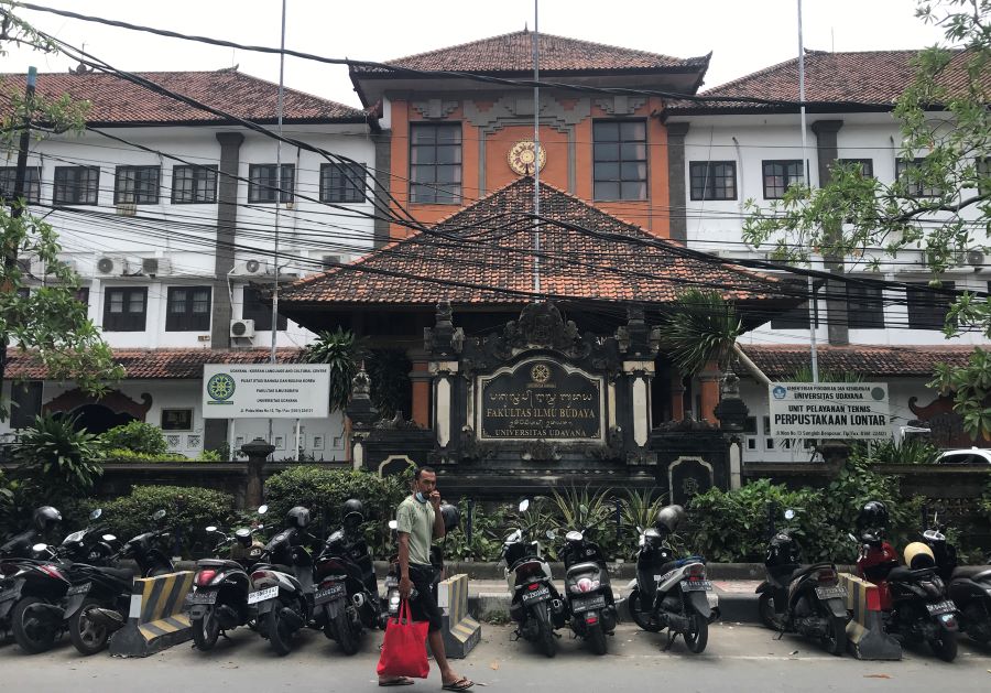 DITOLAK: Kampus Fakultas Ilmu Budaya (FIB) Universitas Udayana di jalan Pulau Nias 13 Denpasar yang sudah berubah dari bentuk bangunan aslinya.