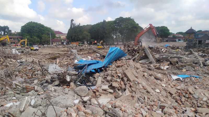 TINGGAL DIBERSIHKAN : Sisa material dari pembongkaran bangunan Pasar Umum Negara, masih belum dibersihkan. [m.basir]