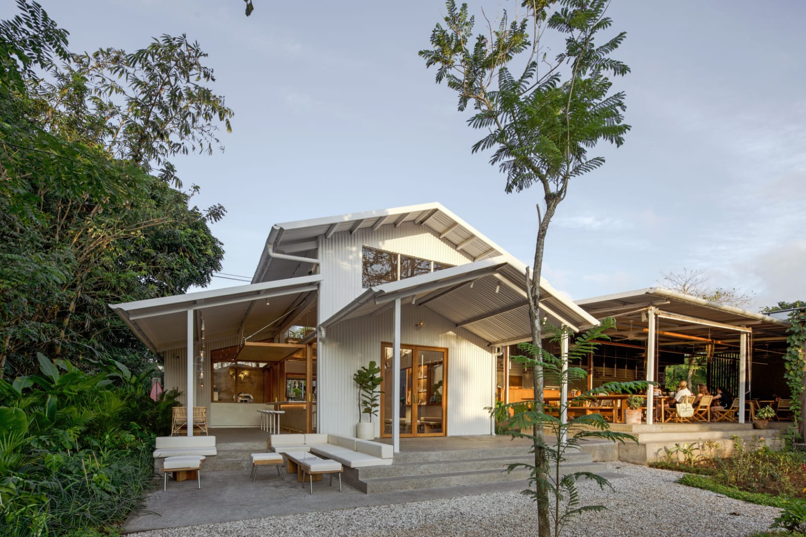 RAMAIKAN ULUWATU: Setelah Kuta, %Arabica  Bali Membuka Gerai di Jalan Pantai  Bingin yang Menjadi Kawasan para Peselancar. (Prefinite for Radar Bali)