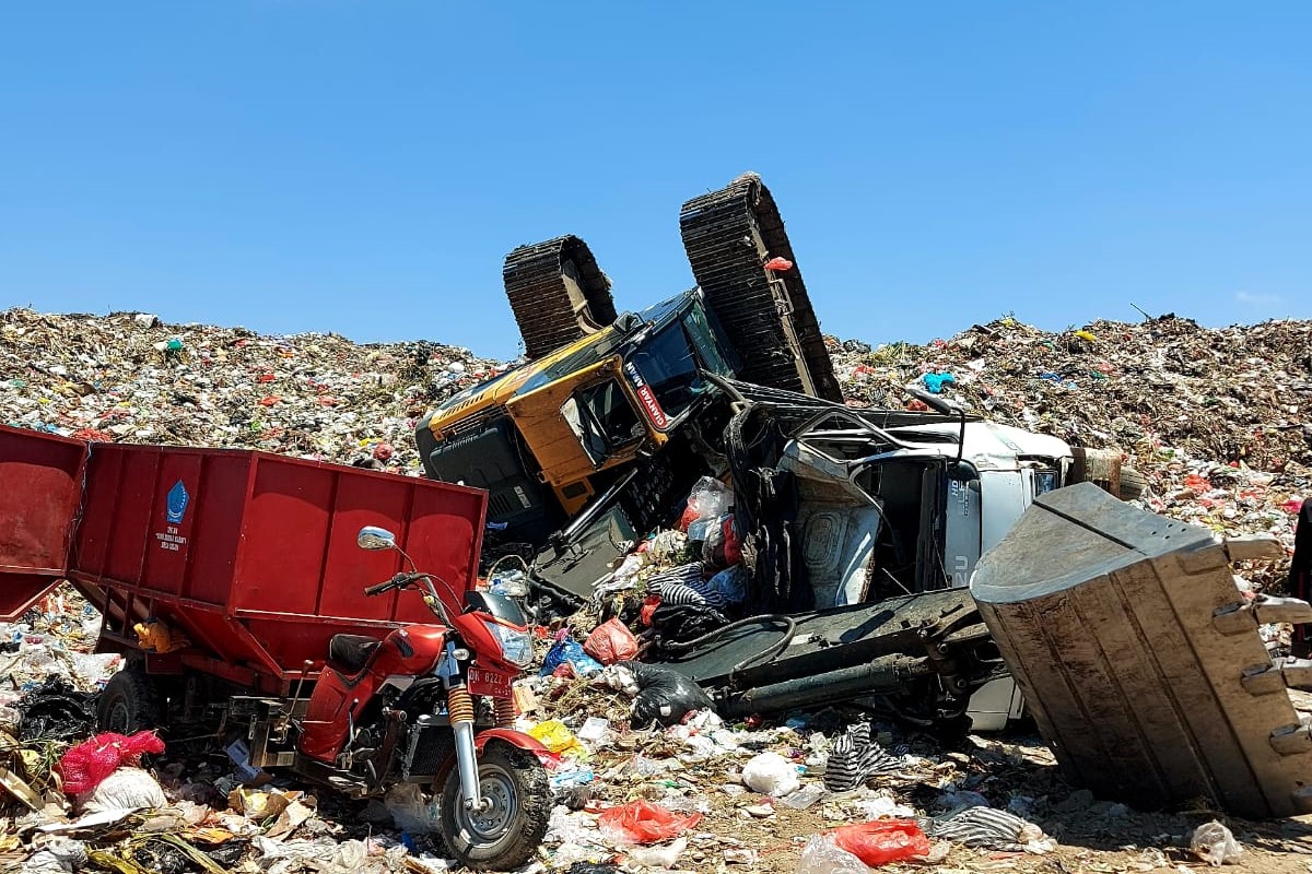 CELAKA: Sebuah Excavator terguling lalu menimpa truk pengangkut sampah di TPA Temesi Gianyar, 10 September 2023.