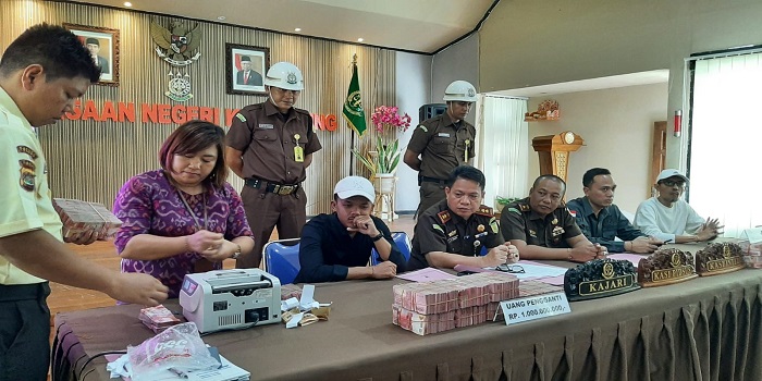 Dua terpidana kasus korupsi LPD Desa Adat Ped Nusa Penida, yakni I Gede Sartana dan I Made Sugama melaksanakan pengembalian uang pengganti dan denda, Selasa (12/9).