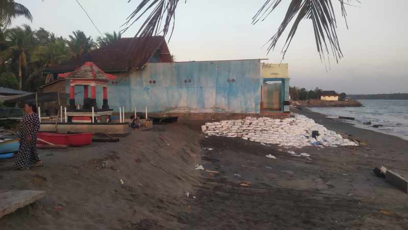 MEMBUTUHKAN  SOLUSI JITU : Salah satu rumah dekat tugu perjuangan yang terdampak abrasi di pantai Pebuahan, Desa Banyubiru. (m.basir/radar bali)