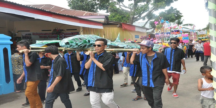Tradisi mengarak sokok yang dilakukan di Desa Pegayaman tiap peringatan Maulid Nabi Muhammad SAW.