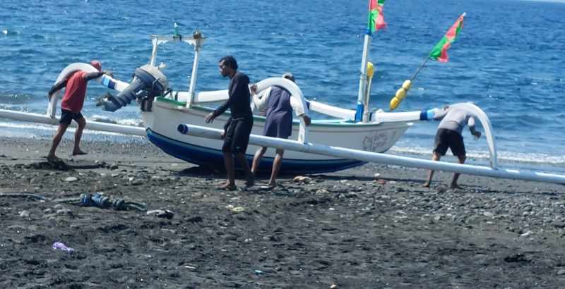 BISA MENGAKSES BBM LEBIH MUDAH : Nelayan di Pantai Kusamba. (dewa ayu pitri arisanti/radar bali)