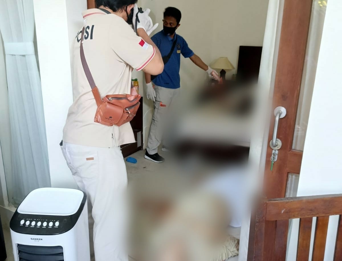 DISELIDIKI: Seorang bule WNA asal Australia Simon Charles tergekatak di kamar vila Janan Sanur.