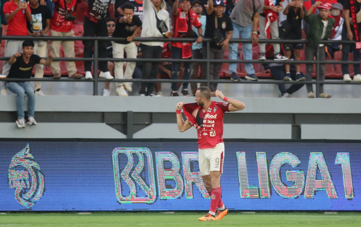 SPONTAN: Penyerang Bali United Ilija Spasojevic, acap merobek jersey di depan supporter yang biasa dilakukan usai mencetak gol-gol sulit, sebagai luapan emosional.