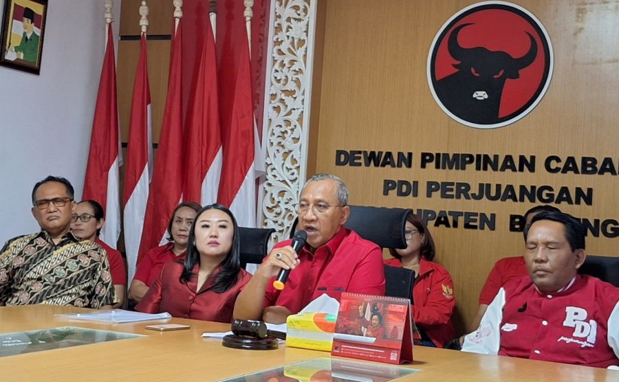 KLARIFIKASI: Sekretaris DPC PDI Perjuangan Badung Putu Parwata menegaskan kadernya Yauk Agustin Lessy tak terlibat tuduhan judi online sebagaimana ramai di medsos tiktok.