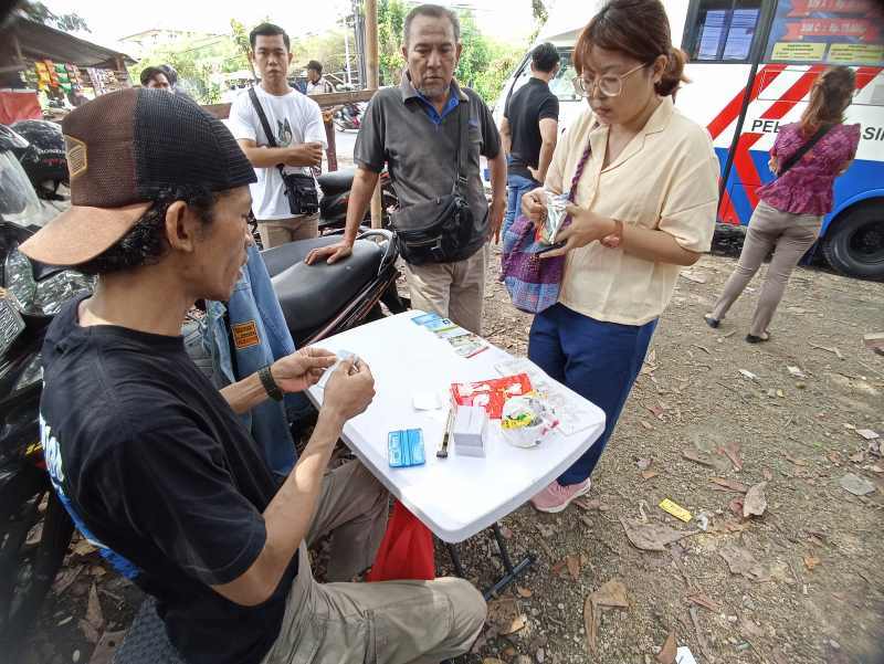 ADA GULA, ADA SEMUT : Bisnis laminating SIM di tempat SIM keliling. (adrian suwanto)