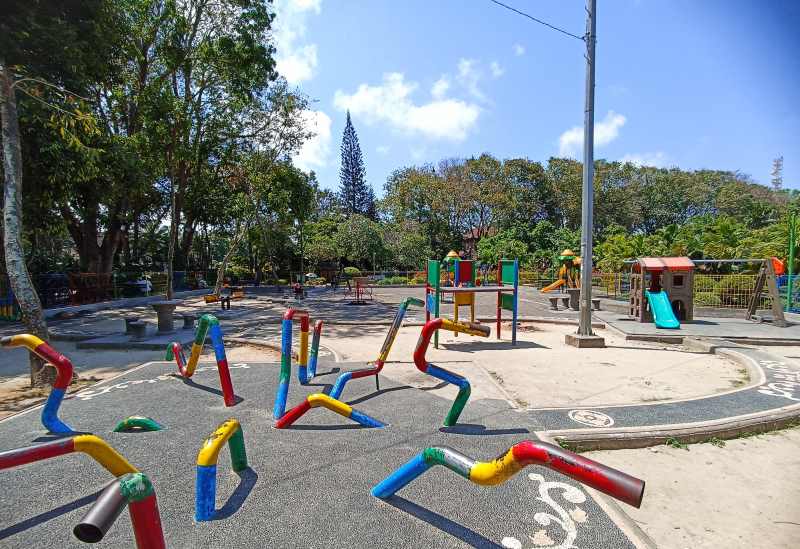 DIPERCANTIK : Taman bermain di Lapangan Puputan Badung, Denpasar, ini dipercantik. [Adrian Suwanto/Radar Bali]