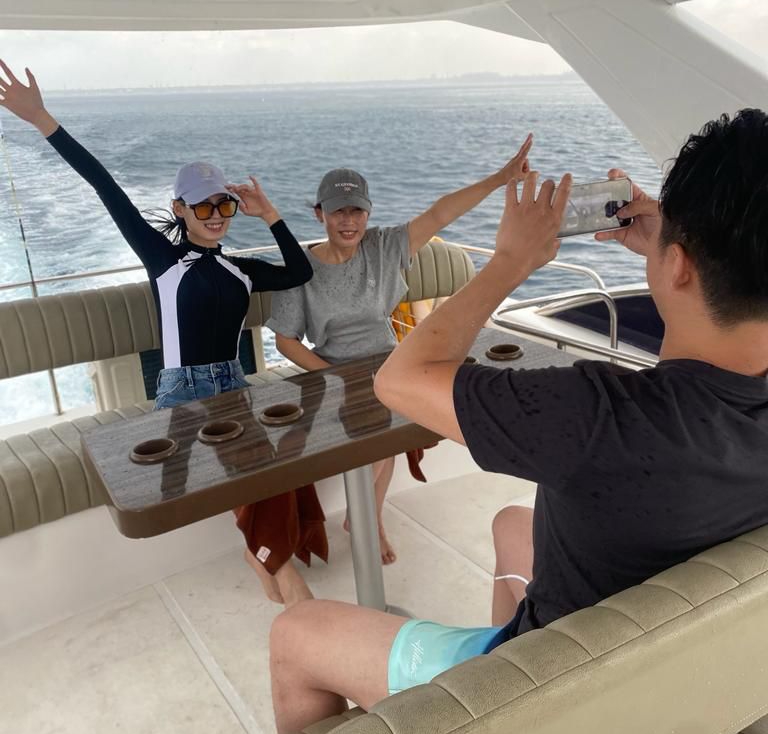ENJOY: Team yang sedang menikmati trip tujuan Nusa Penida. (Private Yacht Bali)