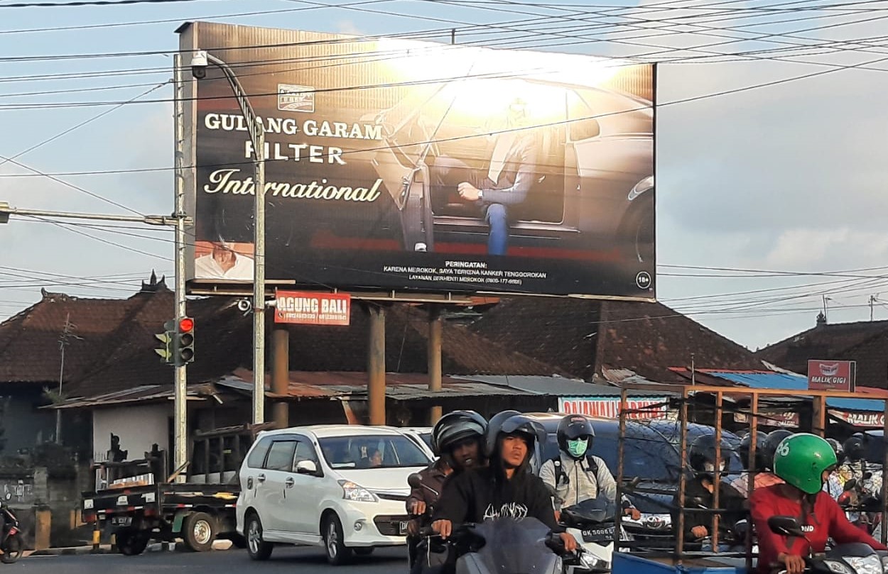 RUANG PUBLIK: Sebuah billboard berisi iklan produk rokok terpasang besar di perempatan Lukluk Mengwi, Badung.