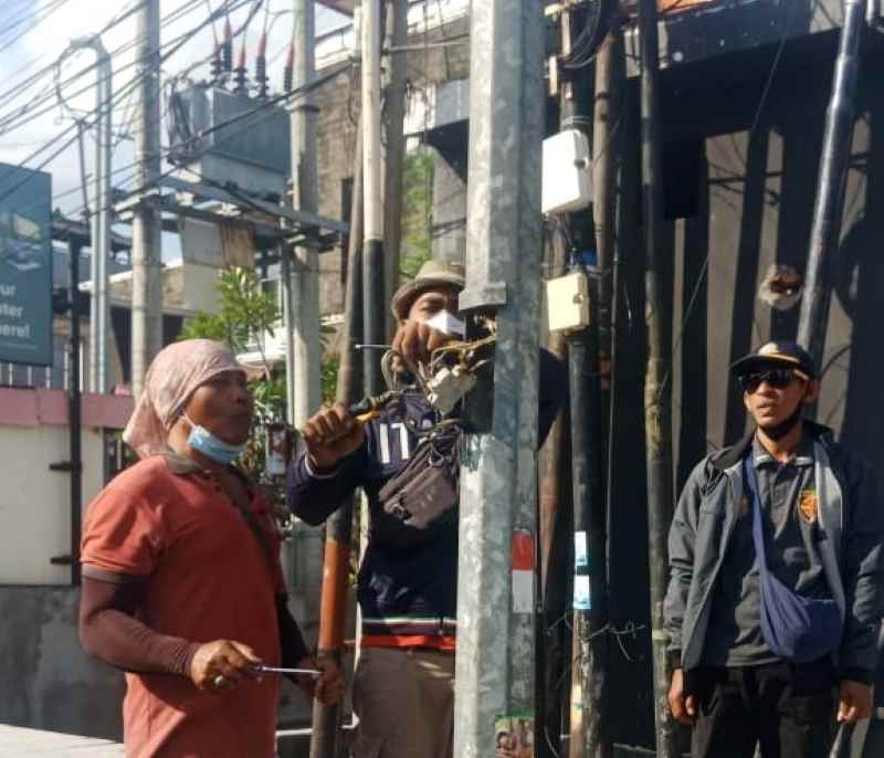 DIPERBAIKI : Dishub Badung memperbaiki  LPJ di Jalan Dewi Sri, Kelurahan Legian, Kecamatan Kuta yang sempat viral di sosial media. (istimewa)