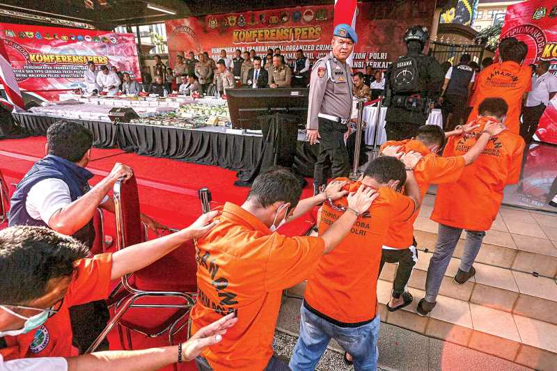 JARINGAN INTERNASIONAL: Polisi membeber barang bukti dan tersangka TPPU lintas negara kasus peredaran narkotika di Mabes Polri, Jakarta. (MIFTAHUL HAYAT/JAWA POS)
