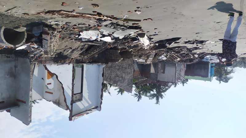 SEMAKIN TERGERUS : Sejumlah bangunan di pesisir Pantai Pebuahan yang hancur karena abrasi. (m.basir/radar bali)