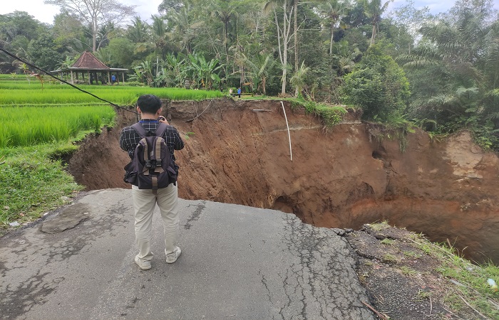 Longsor yang terjadi di Banjar Cebok jalur menuju desa Kedisan, Tegallalang, Gianyar.