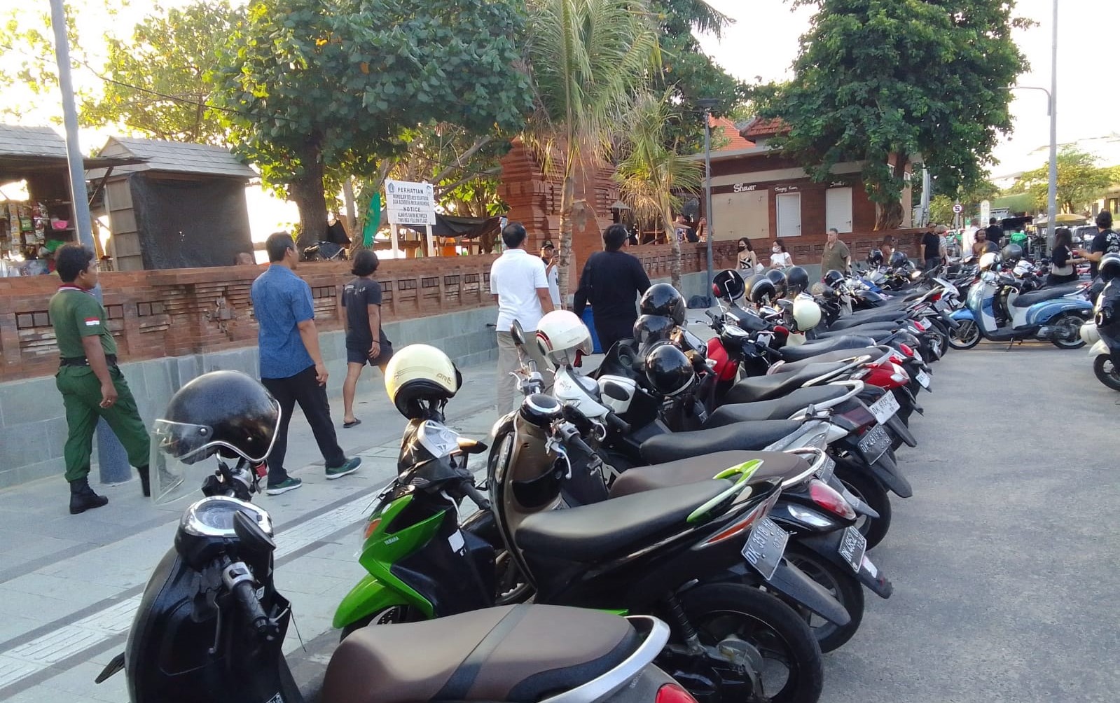 SEMRAWUT: Parkir motor yang meluber hingga trotoar membuat LPM pusing
