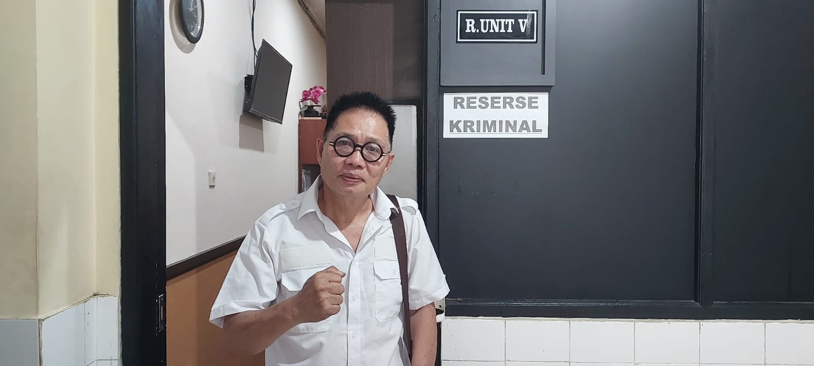 PEMBERKASAN:  Wartawan berinisial CW lelaki kelahiran Blitung ini mengatakan baru selesai dimintai keterangan oleh penyidik.