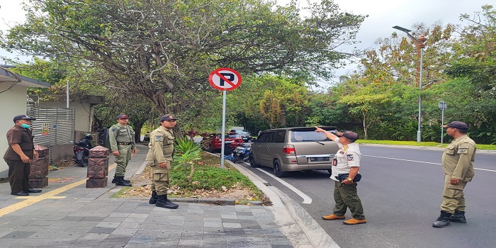 Satpol PP BKO Kuta Selatan lakukan penertiban terhadap parkir liar dan PKL di badan Jalan Siligita, Kecamatan Kuta Selatan, Badung, Jumat kemarin (14/9).