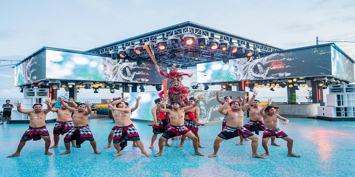 Atlas Beach Club di Canggu, Badung, menghadirkan penambahan pertunjukkan Tari Kecak dan Tari Api.