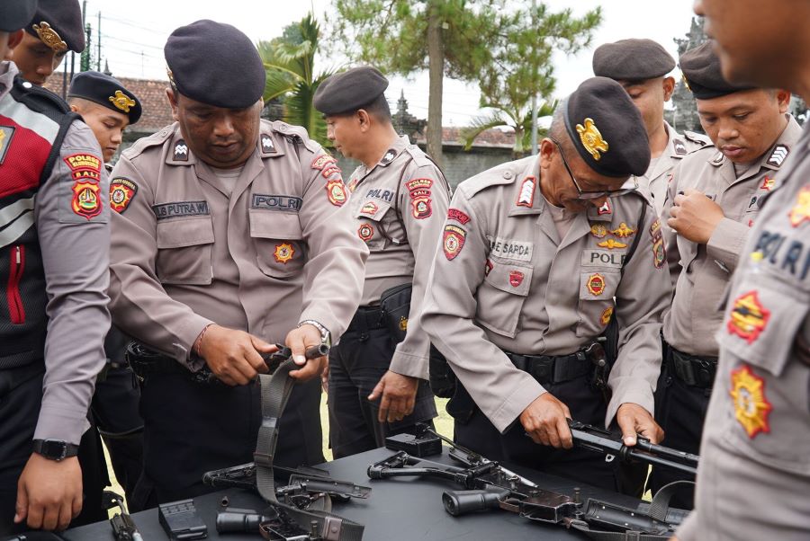 Anggota Satuan Samapta Polres Klungkung latihan mekanik bongkar pasang senjata api, Kamis 14 September 2023.