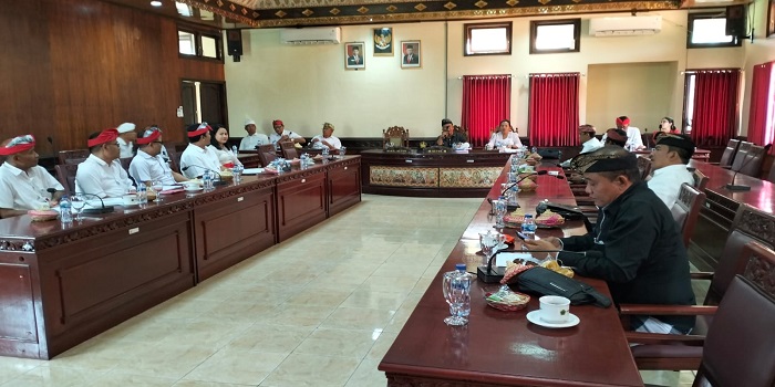Suasana rapat Komisi III DPRD Tabanan dengan Perumda Tirta Amertha Buana Tabanan di ruang rapat DPRD Tabanan.