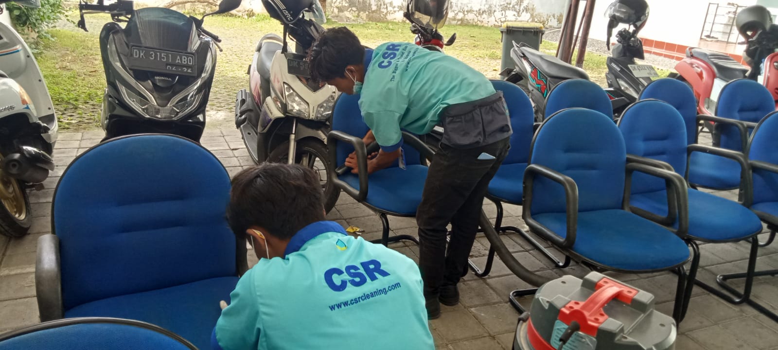 PROFESIONAL: Para tenaga kerja profesional PT Cakrawala Servis Resolusindo saat bersih-bersih di Kantor Redaksi Jawa Pos Radar Bali, Jalan Hayam Wuruk No. 294, Renon, Denpasar.