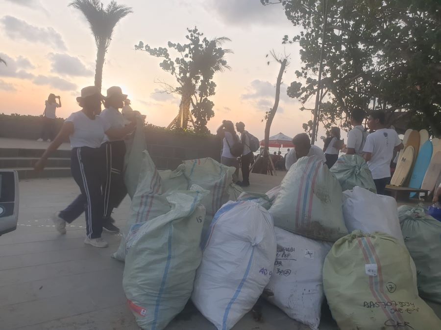 SAMPAH PANTAI: Sampah pantai yang berhasil dikumpulkan dalam karung-karung di Pantai Kuta.